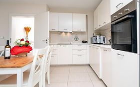 Elegant Spacious Room, Steps From Luxembourg Train Station